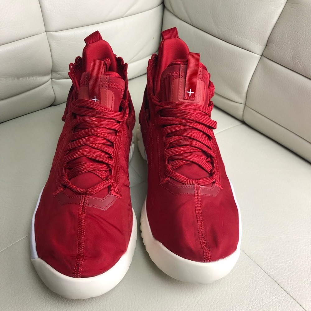 Red Jordan Proto-React ( sizes 9, 9.5, 10.5, - Picture 2 of 5